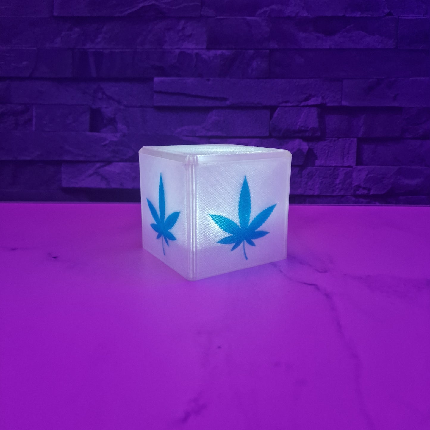 Design Cube "Hanf" - leuchtender Würfel mit Hanflogo